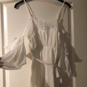 - En byxdress från madlady, endast använd vid ett tillfälle Inga skador eller fläckar Storlek: XS Nypris: 499kr