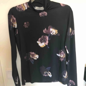  - Jättefin tight polotröja från Carin Wester. Den är snygg till Jeans med hög midja eller under en skjorta. Aldrig använd, endast provad. Köparen står för frakten. 