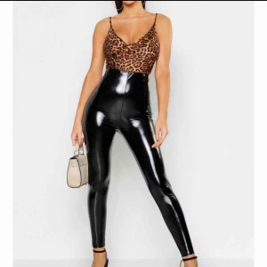  - Nya vinylbyxor från boohoo, nypris: 250kr! Passar 34/36