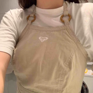  - En söt klänning med öppen rygg! Fin att ha med en t-shirt under :D Köpt från second hand 