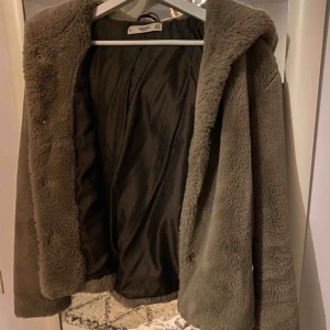  - Skitsnygg mysig vinter/vår jacka med luva från mango, tåler kyla bra och är extremt mysig, även i mycket bra skick, nypris 800kr :))
