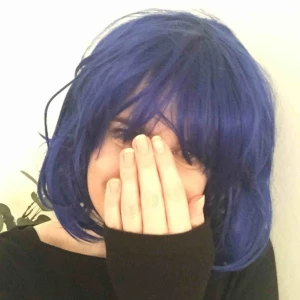 Peruk - Färgen stämmer bäst på bild två. Lite rufsig men fin! Använd två gånger. 🥰👌 📬 Frakt 54 kr