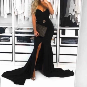  - Helt oanvänd, endast testad. Dock är prislappar borttagna.  Mjuk och stretchig, Passar både 34-36.   Klänningen har en silikonremsa inuti som gör att den sitter fast över bysten.  Kan fraktas, köparen står för frakt.