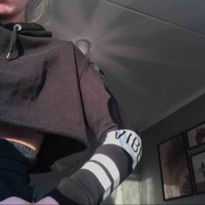  - Croppad hoodie som tyvärr är för liten för mig :( (Ena snöret har gått upp) det står ”great vibes” på ärmarna