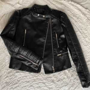  - Snygg skinnjacka i fakeläder. Helt oanvänd, dock är prislappar borttagna. Kan frakta, köparen står för frakt.