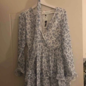  - Säljer en oanvänd klänning från DM retro. Jättesöt men vet med mig jag aldrig kommer att få användning för den... Fri frakt <333