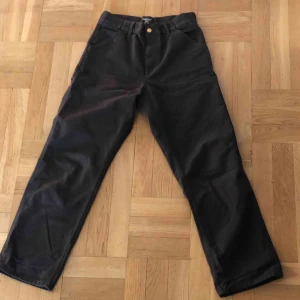  - Single Knee Pants från Carhartt Köpta i somras, använda kanske tio gånger Skick: 8/10 (några skrapmärken) strl 29x32, jag är 178-179 cm och dom passar bra i längd Kan mötas upp i Stockholm annars betalar köparen för frakten 
