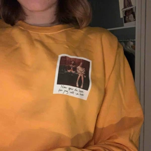  - Säljer min supersnygga sweatshirt från Veronica Maggios senaste merch då den tyvärr inte kommer till användning! Lite oversized så passar s-l💕 frakt ingår!   Helt slutsåld på hennes hemsida