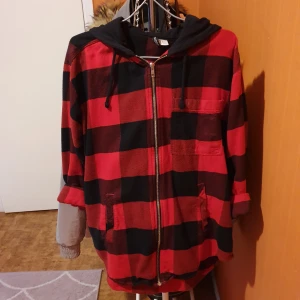  - Svart och röd tröja med luva 