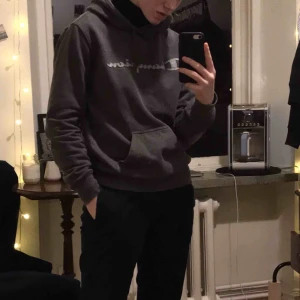 - Min vän gav mig hans gamla Champion-hoodie när han växte ur den, men jag har en liknande redan så säljer denna här! God kvalitet, även fast den använts nån gång. Ursprungspris ca 300kr! Priset går att förhandla. Obs!! S är i herr-storlek :)