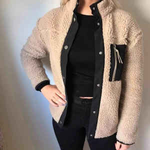  - Superfint höst/vårjacka, helt ny endast provad  Mysigt jacka 