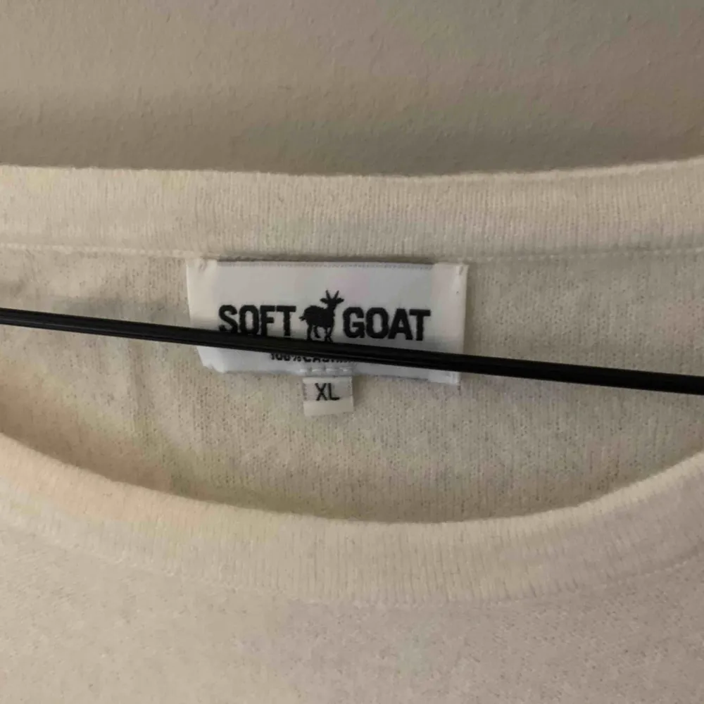 Soft goat fine knit tshirt i off white. XL. 100% kashmere. Några små noppor längs sidan, men annars väldigt fin, knappt använd! Skickas mot porto. Toppar.