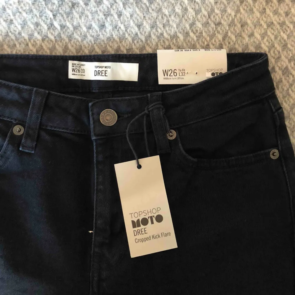 Svarta, Flare jeans från topshop. Prislapp kvar och därmed aldrig använda. Nypris, 500kr. Frakt tillkommer<3. Jeans & Byxor.