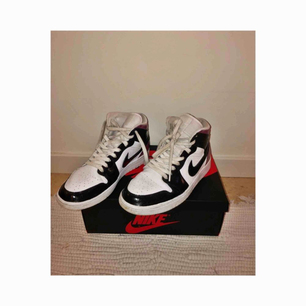 Customized Jordan 1 i strl 39. Gjorda av mitt ex med Angelus-färg o behöver därför vårdas bättre (kanske fyllas i?) än vanliga AJ1s då färgen kan ”crack” av användning. Använda 2 månader, lite smutsiga skosnören och på tyget. Köparen står för frakt :-) . Skor.