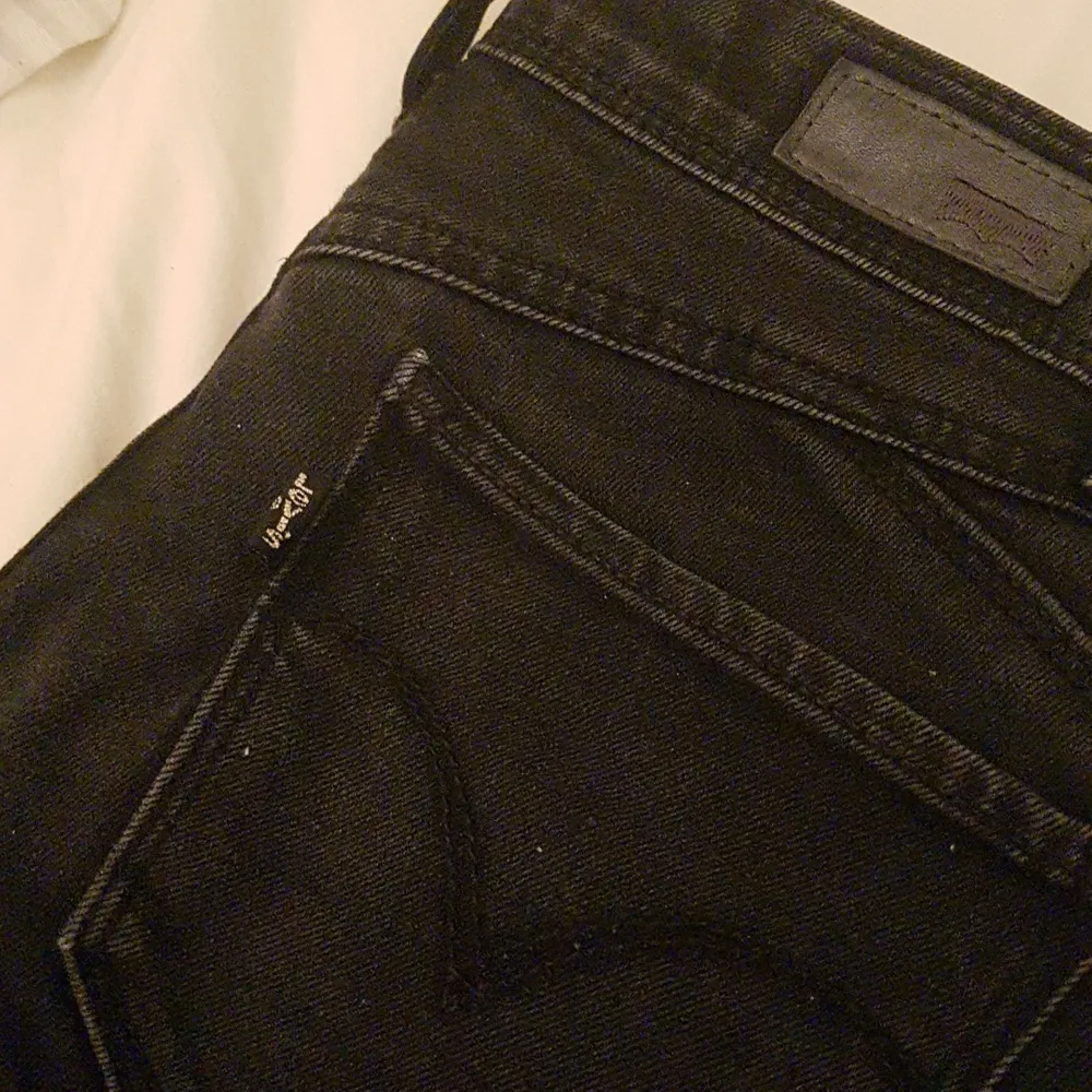 Ett par super snygga och sköna levi's jeans i svart färg. Används inte så dom är i ny skick. För fler frågor skicka. Frakten betalas av köparen. (60 kr). Jeans & Byxor.