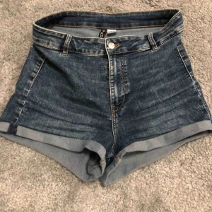  - Shorts köpta på H&M. Fint skick. Köparen står för frakten men jag möts även upp runt Borlänge/Falun.