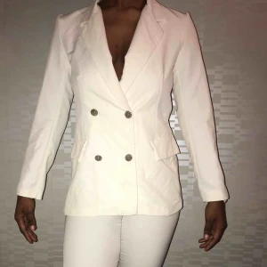  - En jätte snygg vit kavaj från boohoo i storlek M.