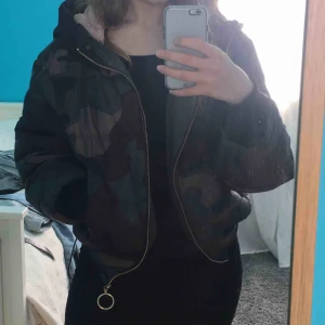  - Jättefin mysig pufferjacka från Pull&Bear som tyvärr inte används längre. Avtagbar fuskpäls och snoddar längst ner så man kan dra åt den om man vill. Storlek S men passar alla mellan XS-M. Jättefint skick! Möts upp eller skickar!