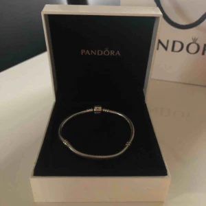  - Pandora berlockarmband 18cm  Armbandet är i fint skick och användt ett fåtal gånger