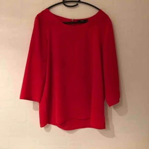  - Fin röd blus som inte kommer till användning längre☺️ storlek 36. Priset är inkl frakt och betalning via swish✨