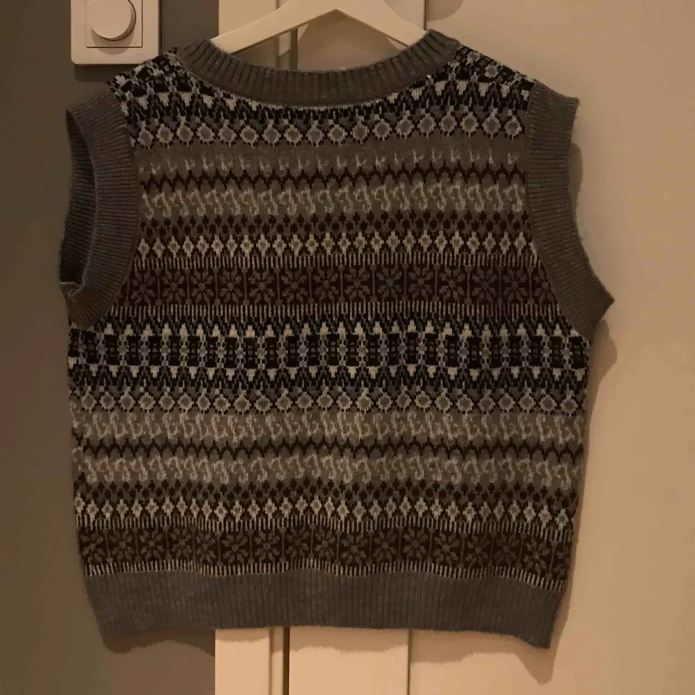 Asmysig s.k knitted vest som passar perfekt att ha över andra plagg! Lite stor i storleken (skulle nog säga att den är S-L!), Aldrig använd och är därför i gott skick. Pris går att diskuteras.. Tröjor & Koftor.