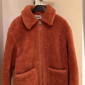  - Orange mysig jacka från Weekday! fortfarande i bra skick, nypris 1000kr