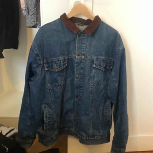  - Jeansjacka perfekt till våren! Köpt second hand i london. Frakt tillkommer