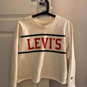 Superfin sweatshirt från Levi’s. Använt fåtal gånger och är i bra skick. Köpt i London 💕