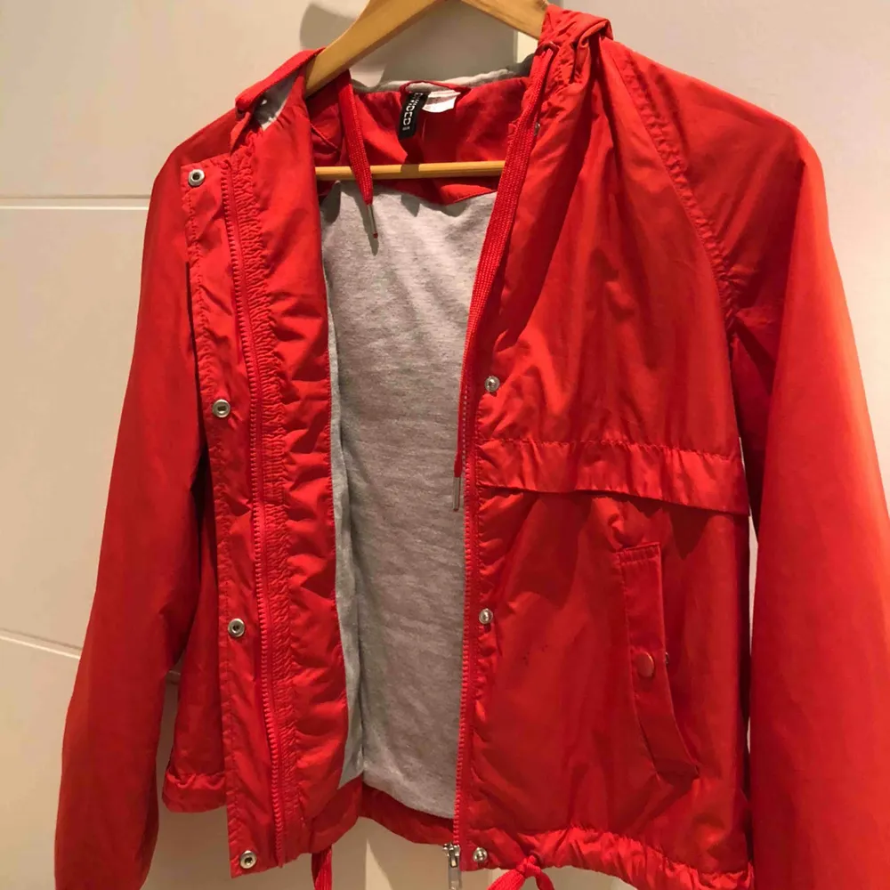 En röd tunn vår jacka från hm. Säljer denna då den börjar bli för liten och är inte riktigt min stil längre:). Jackor.
