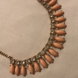 Rosa halsband med diamanter  - Detta halsband är aldrig använt. Hör av dig för mer information!😊
