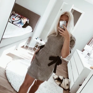 Zara klänning storlek Small - Fin klänning från zara i storlek S. Sparsamt använd så den är i fint skick! 200kr inklusive frakt.