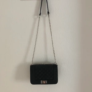 Väska  - Säljer en jättefin svart handväska ifrån Gina Tricot. Spännet har blivit lite missfärgat men i övrigt bra skick. 