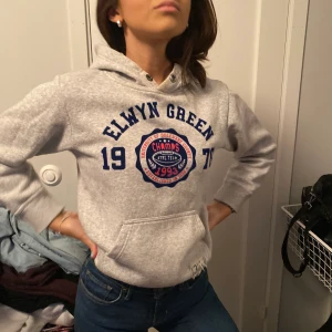 Hoodie - Helt oanvänd hoodie för endast 100kr i storlek XS men passar bra på S