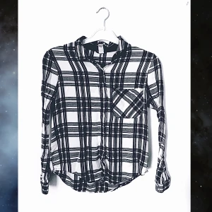 Rutig Skjorta från Forever 21 - Strl S - Svar- och vitrandig skjorta från Forever 21 i storlek S, i princip helt oanvänd.