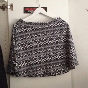  - Svartvit geometriskt mönstrad kjol