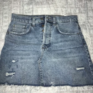 Jeanskjol - Säljer denna jeanskjol som jag köpte här på plick. Från bikbok. Frakt tillkommer! 