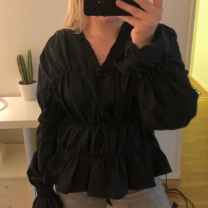 Fin svart blus - Svart fin oanvänd blus från Gina. Slutsåld på hemsidan. Helt oanvänd då den bara hängt i garderoben sen jag köpte den. 150kr inklusive frakt