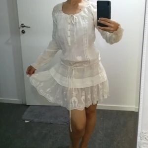 Söt klänning  - Insydd på sidorna av klänningen för mindre storlek.❤️️