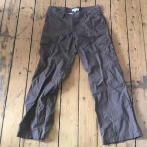 Cargopants - Snygga oanvända cargobyxor i brun färg med fickor på sidorna, skulle säga att dom funkar på någon med s som är cirka 165 cm