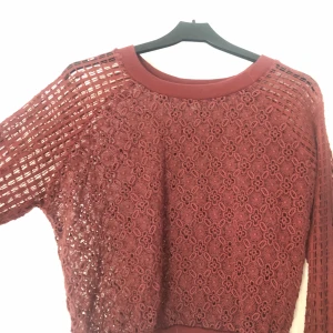 Tröja från Zara - Fin tröja i spets, är stl M men sitter som en S