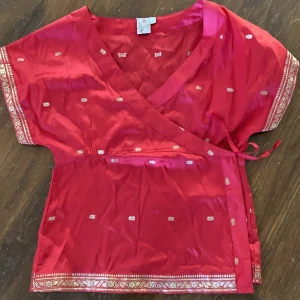 Omlottblus Indiska retro vintage M - Mycket söt blus som knyts i ena sida. Storlek M från Indiska. Frakt 22kr