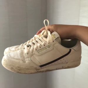 retro adidas skor - storlek 42, riktigt snygg vintage/retro look. sköna att ha på sig och tvättas innan jag skickar. köparen står för frakt. går ej under 200. unisex