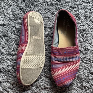 Mönstrade Toms - Sköna skor från Toms i bra skick! Inte mycket använda.