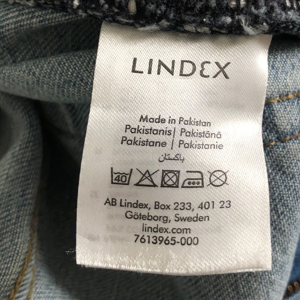Jeans från Lindex i storlek 40 med slitningar på båda benen. Säljer då jag nu har mindre storlek och jeansen tyvärr ej längre passar mig. Jag är 170. Nypris 399. Obs, köparen står för frakten.. Jeans & Byxor.