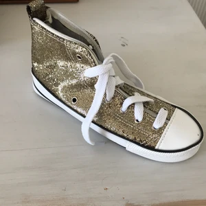 Pennfodral👟🖍 - Säljer detta supercoola pennfodral i form av en guldglittrig sko, med dragkedja🤩👟  Nypris: 165kr men säljer den för 30kr.  Köparen står för frakten.