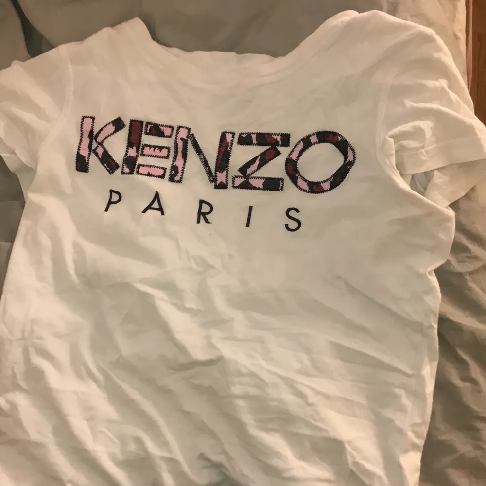 Kenzo t-Shirt i storlek xs, använt 2 ggr. . T-shirts.