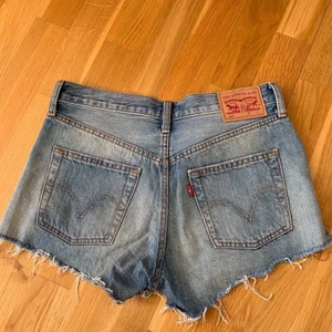 Levis shorts - Skitsnygga Levis shorts som tyvärr har blivit lite små för mig😭 (Levis modell 501) skulle säga att de passar folk som vanligtvis har s i shorts🦋🦋  använda men i bra skick! Nypris: ca 550kr
