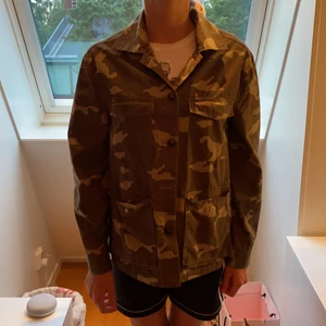 H&M militär jacka - Jag säljer en militär jacka som har används några gånger. Den är väldigt bekväm och fin. Tyvärr har en knapp gått sönder men detta är inte något man tänker på. Det är enkel att justera och passar därför alla.