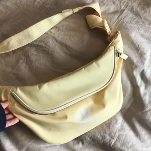 bumbag från adidas - gul magväska från adidas, lite smutsig inuti men inget som syns och går nog att torka bort. 