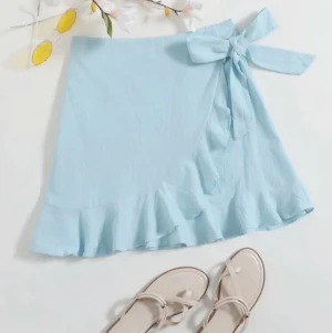 Ljusblå volangkjol  - Säljer denna söta oanvända omlott kjol från shein, fin färg och passform. Säljer då den inte kommer till användning💕 kommer i orginalförpackning! 